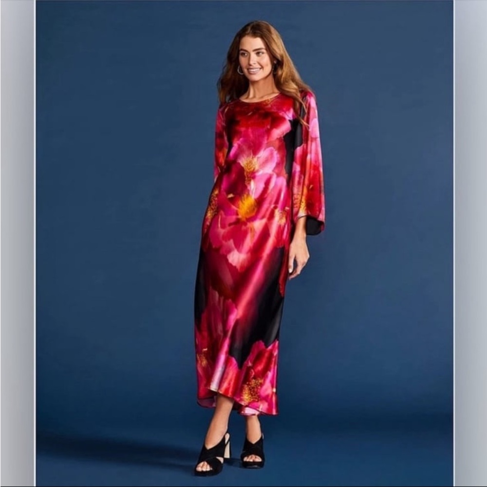 NWT JOHNNY WAS Silk Floral Bloom Placement Print
Round Neck 3/4 Flared Slee